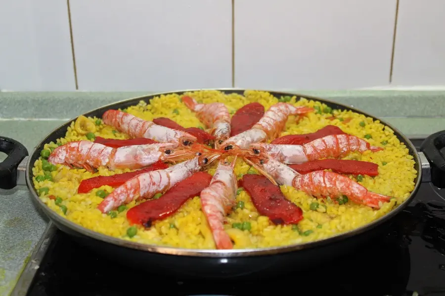 Paella de gambas recién hecha